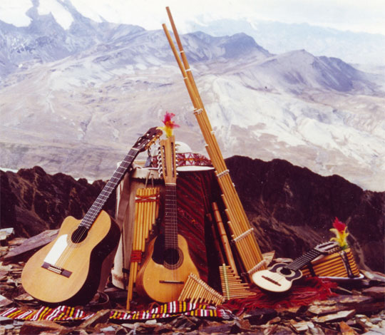 Les instruments quenas sikus charango bombo guitare chajchas rondador